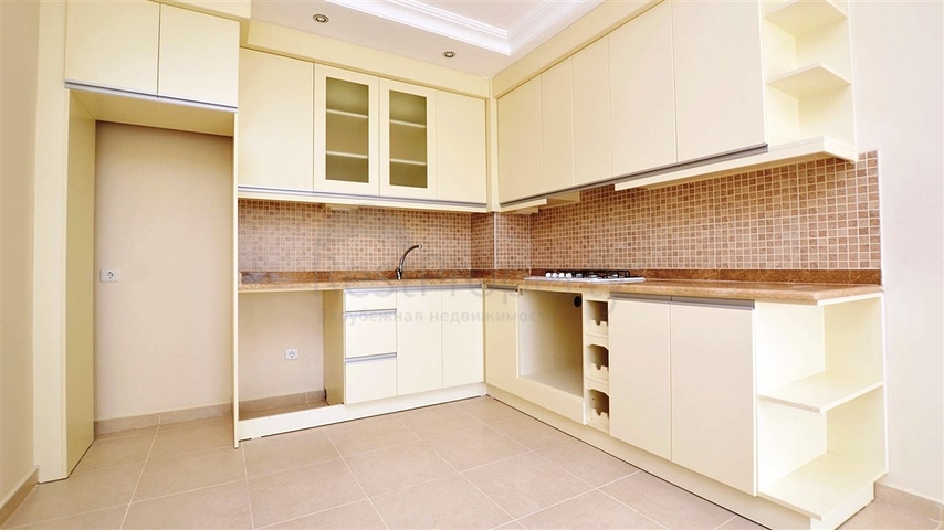 شقة واسعة ضمن مجمع سكني في منطقة ماهموت لار – ألانيا .