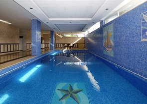 شقة واسعة ضمن مجمع سكني في منطقة ماهموت لار – ألانيا .