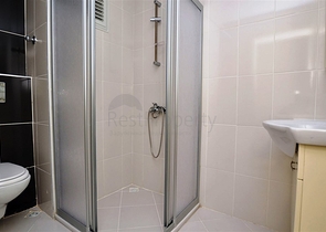 شقة واسعة ضمن مجمع سكني في منطقة ماهموت لار – ألانيا .