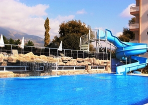 شقة واسعة ضمن مجمع سكني في منطقة ماهموت لار – ألانيا .