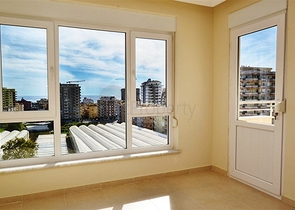 شقة واسعة ضمن مجمع سكني في منطقة ماهموت لار – ألانيا .