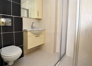 شقة واسعة ضمن مجمع سكني في منطقة ماهموت لار – ألانيا .