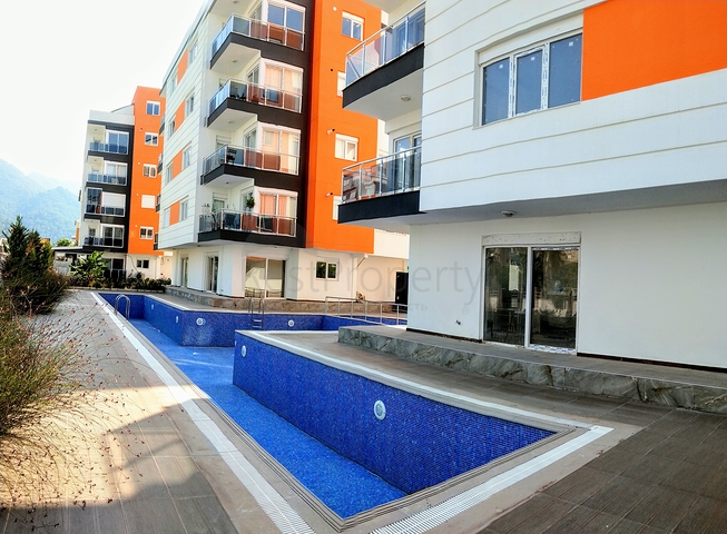 مجمع سكني في المراحل النهائية من البناء في منطقة كونيالتي – أنطاليا