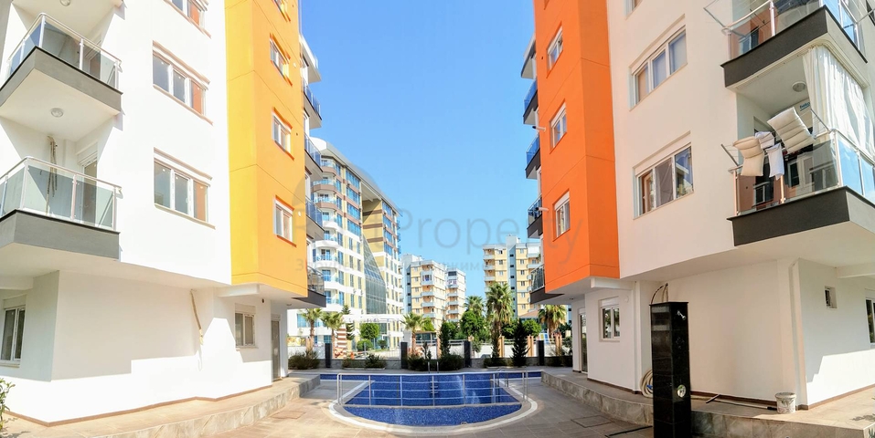 مجمع سكني في المراحل النهائية من البناء في منطقة كونيالتي – أنطاليا