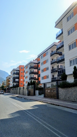 مجمع سكني في المراحل النهائية من البناء في منطقة كونيالتي – أنطاليا