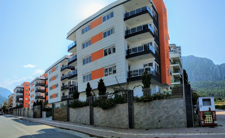 مجمع سكني في المراحل النهائية من البناء في منطقة كونيالتي – أنطاليا