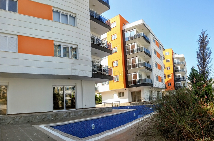 مجمع سكني في المراحل النهائية من البناء في منطقة كونيالتي – أنطاليا