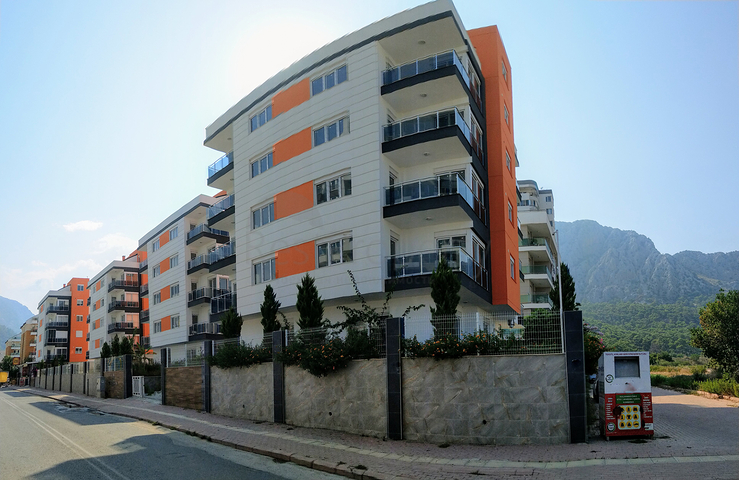 مجمع سكني في المراحل النهائية من البناء في منطقة كونيالتي – أنطاليا