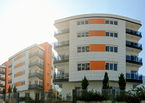 مجمع سكني في المراحل النهائية من البناء في منطقة كونيالتي – أنطاليا