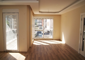 مجمع سكني في المراحل النهائية من البناء في منطقة كونيالتي – أنطاليا