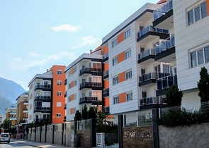 مجمع سكني في المراحل النهائية من البناء في منطقة كونيالتي – أنطاليا