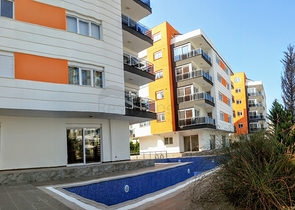 مجمع سكني في المراحل النهائية من البناء في منطقة كونيالتي – أنطاليا