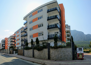 مجمع سكني في المراحل النهائية من البناء في منطقة كونيالتي – أنطاليا