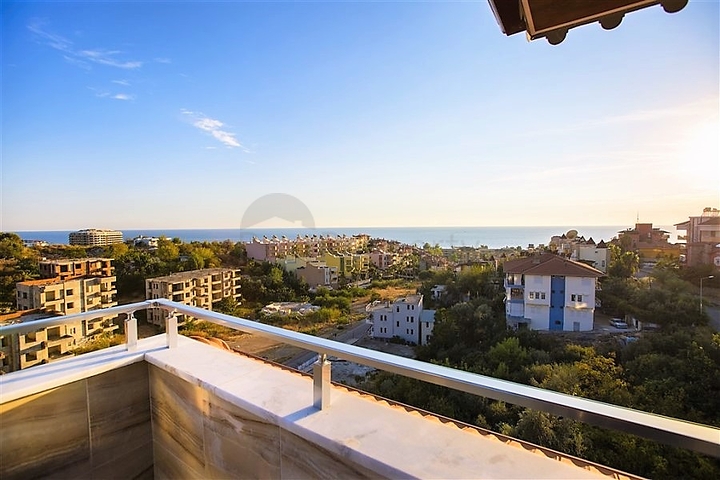 شقق ضمن مجمع سكني في المراحل النهائية من البناء في منطقة كاستل – ألانيا .