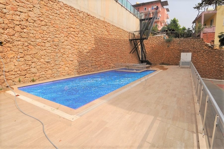 شقق ضمن مجمع سكني في المراحل النهائية من البناء في منطقة كاستل – ألانيا .