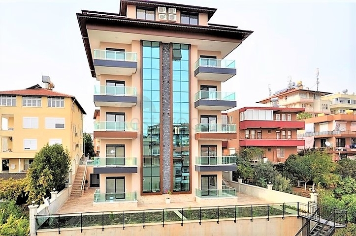 شقق ضمن مجمع سكني في المراحل النهائية من البناء في منطقة كاستل – ألانيا .