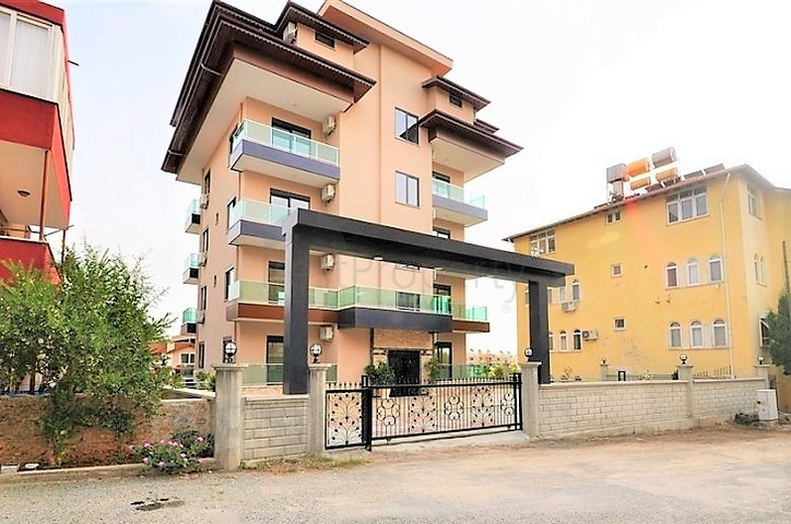 شقق ضمن مجمع سكني في المراحل النهائية من البناء في منطقة كاستل – ألانيا .