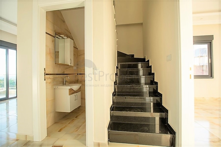 شقق ضمن مجمع سكني في المراحل النهائية من البناء في منطقة كاستل – ألانيا .