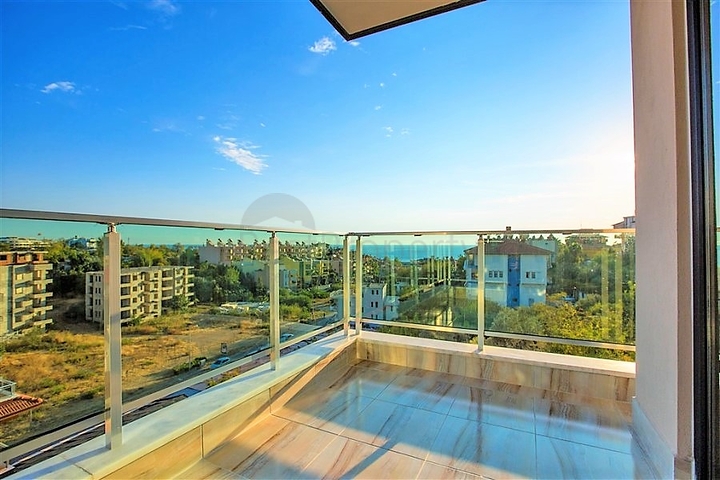 شقق ضمن مجمع سكني في المراحل النهائية من البناء في منطقة كاستل – ألانيا .