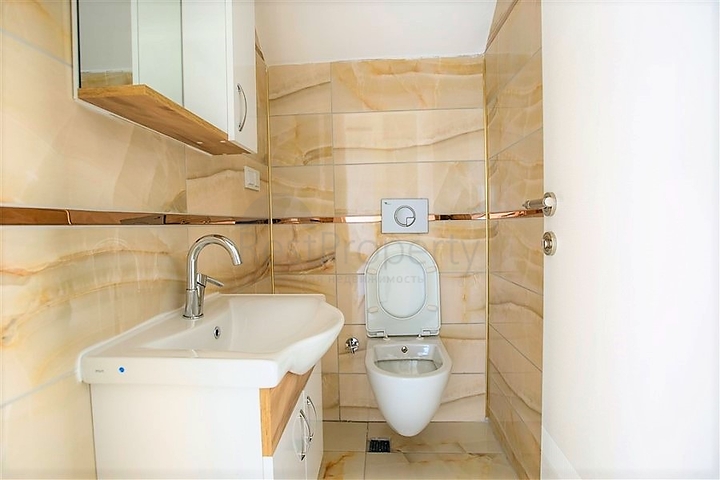 شقق ضمن مجمع سكني في المراحل النهائية من البناء في منطقة كاستل – ألانيا .