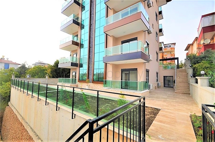 شقق ضمن مجمع سكني في المراحل النهائية من البناء في منطقة كاستل – ألانيا .