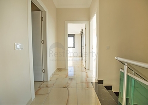 شقق ضمن مجمع سكني في المراحل النهائية من البناء في منطقة كاستل – ألانيا .