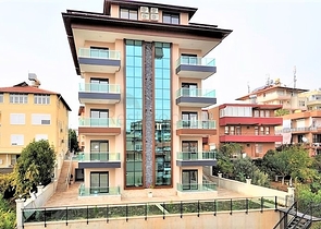 شقق ضمن مجمع سكني في المراحل النهائية من البناء في منطقة كاستل – ألانيا .