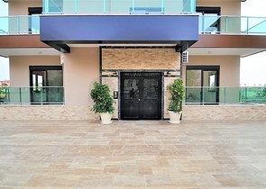 شقق ضمن مجمع سكني في المراحل النهائية من البناء في منطقة كاستل – ألانيا .