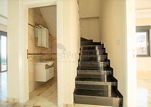 شقق ضمن مجمع سكني في المراحل النهائية من البناء في منطقة كاستل – ألانيا .