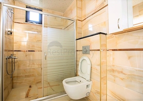 شقق ضمن مجمع سكني في المراحل النهائية من البناء في منطقة كاستل – ألانيا .