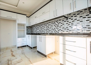 شقق ضمن مجمع سكني في المراحل النهائية من البناء في منطقة كاستل – ألانيا .