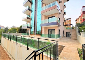 شقق ضمن مجمع سكني في المراحل النهائية من البناء في منطقة كاستل – ألانيا .