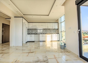 شقق ضمن مجمع سكني في المراحل النهائية من البناء في منطقة كاستل – ألانيا .