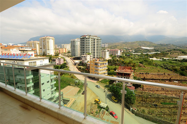 شقة بإطلالة جبلية مذهلة في منطقة ماهموت لار – ألانيا.