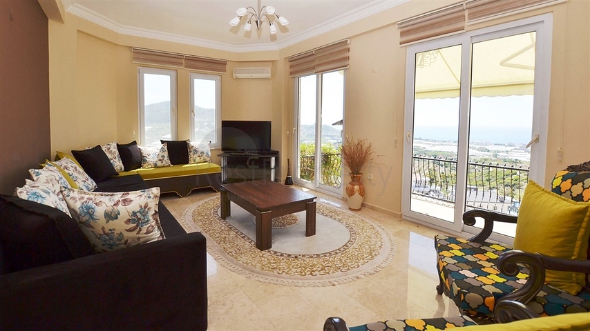 فيلا فاخرة بإطلالة جبلية وبحرية ساحرة ضمن مجمع رائع في منطقة كارجي جاك – ألانيا