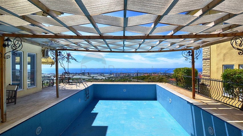 فيلا فاخرة بإطلالة جبلية وبحرية ساحرة ضمن مجمع رائع في منطقة كارجي جاك – ألانيا