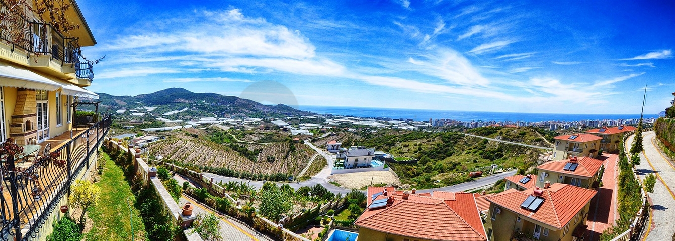 فيلا فاخرة بإطلالة جبلية وبحرية ساحرة ضمن مجمع رائع في منطقة كارجي جاك – ألانيا