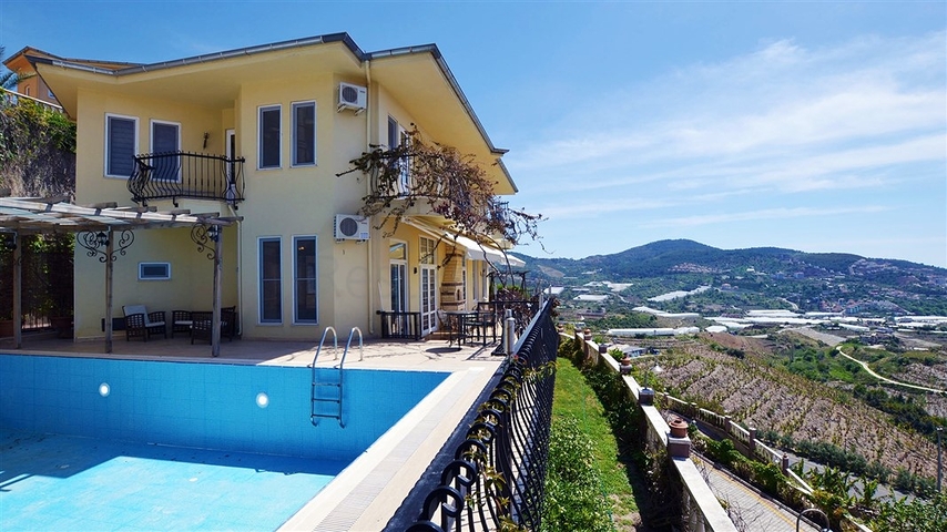 فيلا فاخرة بإطلالة جبلية وبحرية ساحرة ضمن مجمع رائع في منطقة كارجي جاك – ألانيا