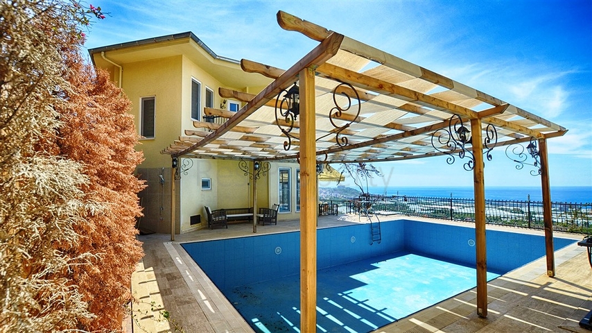 فيلا فاخرة بإطلالة جبلية وبحرية ساحرة ضمن مجمع رائع في منطقة كارجي جاك – ألانيا