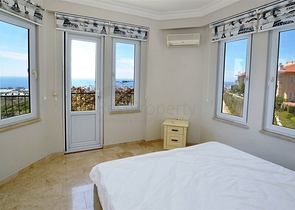 فيلا فاخرة بإطلالة جبلية وبحرية ساحرة ضمن مجمع رائع في منطقة كارجي جاك – ألانيا