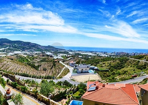 فيلا فاخرة بإطلالة جبلية وبحرية ساحرة ضمن مجمع رائع في منطقة كارجي جاك – ألانيا