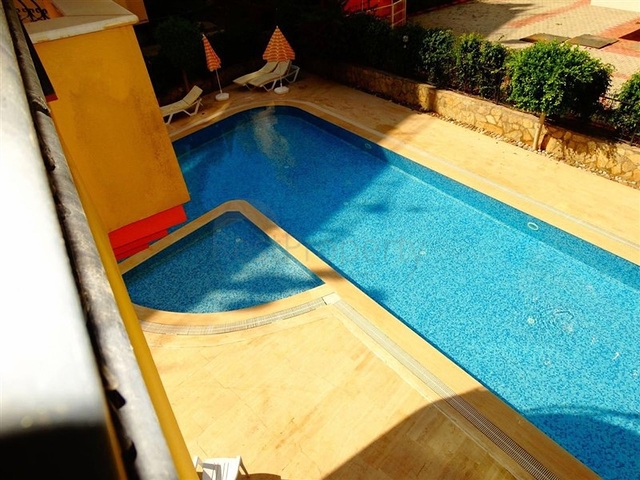 شقة ضمن مجمع على بعد 150 من البحر في منطقة محمودلار – ألانيا