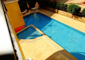 شقة ضمن مجمع على بعد 150 من البحر في منطقة محمودلار – ألانيا