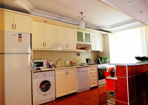 شقة ضمن مجمع على بعد 150 من البحر في منطقة محمودلار – ألانيا