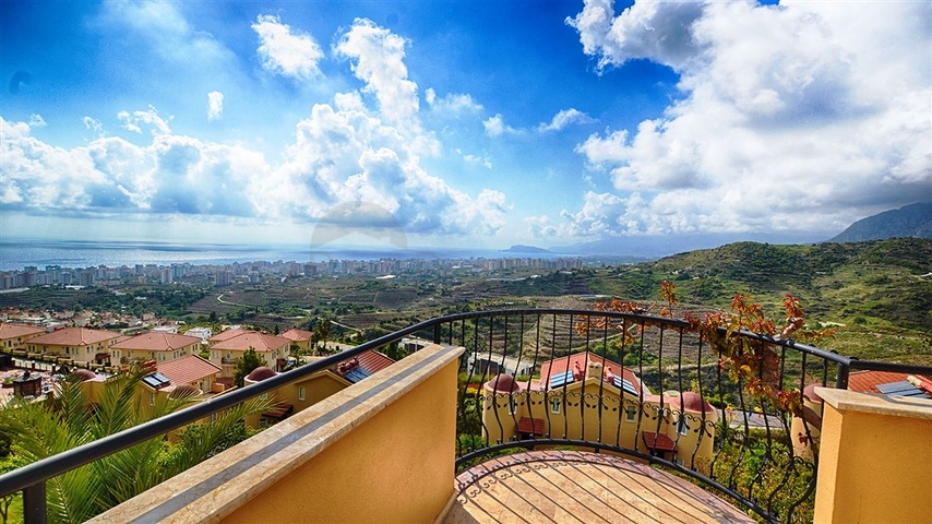 فيلا فاخرة بإطلالة جبلية وبحرية ساحرة ضمن مجمع رائع في منطقة كارجي جاك – ألانيا