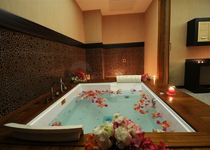 فيلا فاخرة بإطلالة جبلية وبحرية ساحرة ضمن مجمع رائع في منطقة كارجي جاك – ألانيا