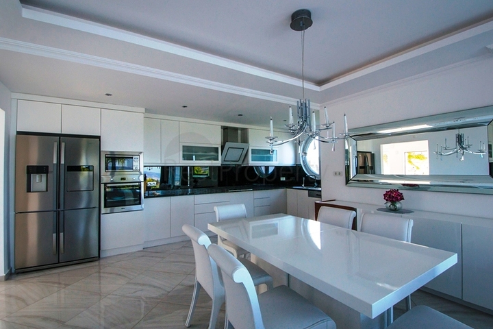 فيلا فاخرة بإطلالة بحرية وجبلية في منطقة كارجي جاك – ألانيا