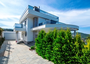 فيلا فاخرة بإطلالة بحرية وجبلية في منطقة كارجي جاك – ألانيا