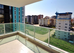 شقة بإطلالة جبلية ضمن مجمع حديث في منطقة محمود لار – ألانيا 