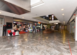 محلات ومباني تجارية ضمن مركز تسوق جديد قيد الإنشاء بالقرب من منطقة كوناكليه – ألانيا 